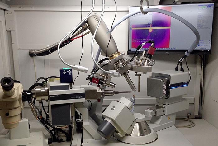 Analyse von Kristallen am Röntgendiffraktometer. Foto: Universität Leipzig, BBZ, Strukturanalytik von Biopolymeren zur Vergrößerungsansicht des Bildes: Analyse von Kristallen am Röntgendiffraktometer