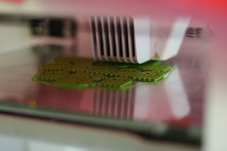 Blick in den Polymerisations-3D-Drucker im Reinraum.