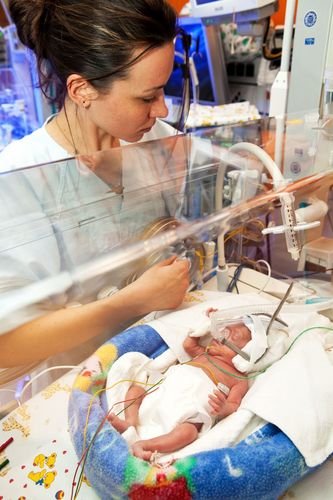 Ein frühgeborenes Baby wird medizinisch betreut.