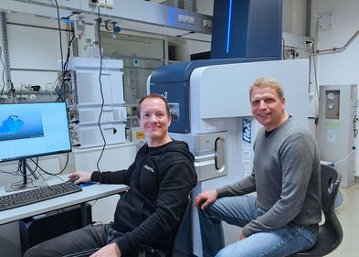 Prof. Dr. Matthias Meier und Dr. Heinz-Georg Jahnke vor dem neu angeschafften Massenspektrometer. Foto: BBZ, AG Biochemische Zelltechnologie Zwei Wissenschaftler sitzen vor vor einem Massenspektrometer
