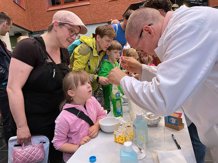 zur Vergrößerungsansicht des Bildes: Wissenschaftler mit Kindern beim beim Fällen der DNA einer Tomate