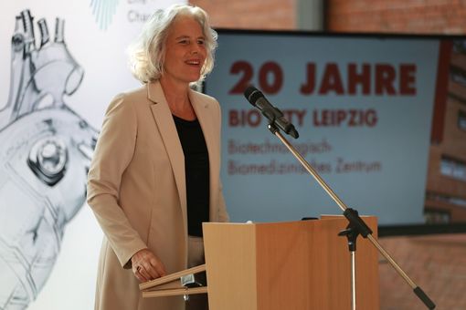 Auf dem Bild ist Rektorin Prof. Dr. Eva Inés Obergfell am Rednerpult zu sehen