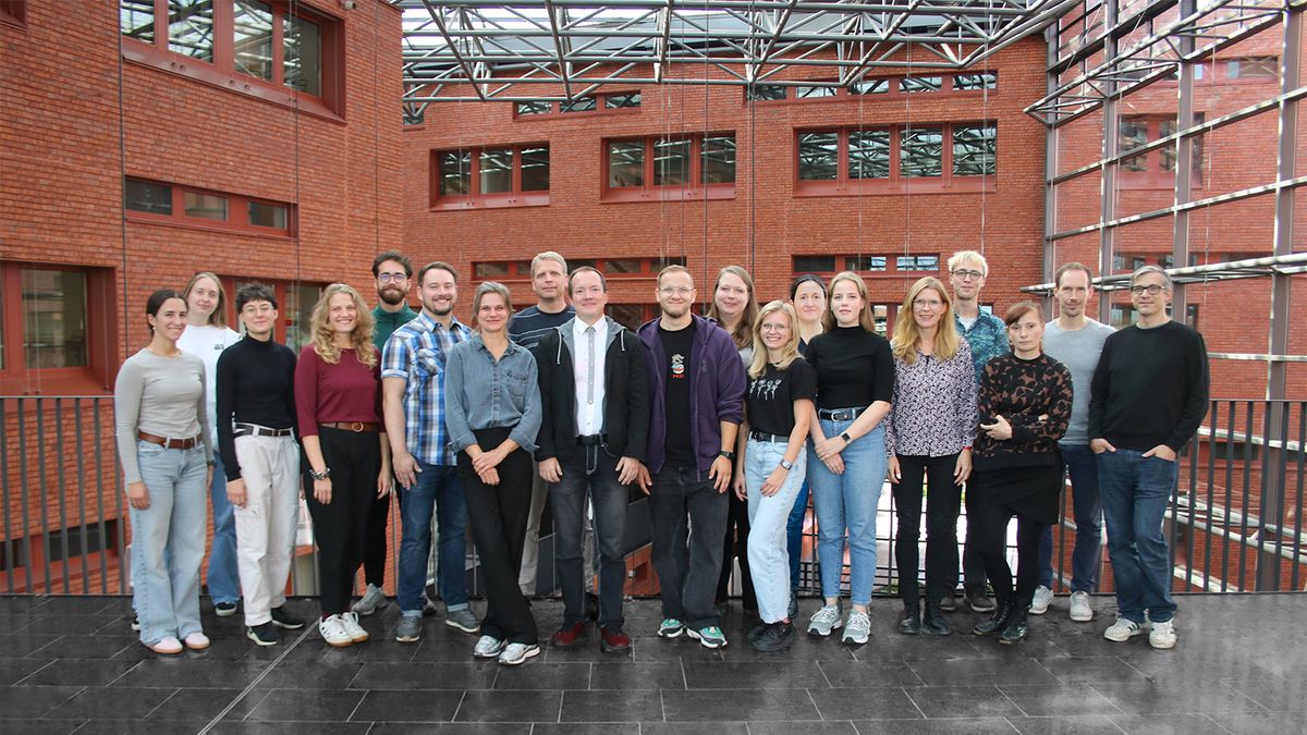 zur Vergrößerungsansicht des Bildes: Arbeitsgruppe im Atrium der BIO CITY Leipzig