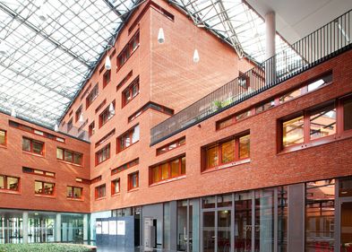 Blick in das Atrium der BIO CITY LEIPZIG, Foto: Universität Leipzig /Swen Reichold Blick ins Atrium der BIO CITY LEIPZIG