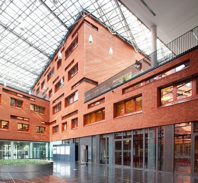 Blick in das Atrium der BIO CITY LEIPZIG, Foto: Universität Leipzig /Swen Reichold Blick ins Atrium der BIO CITY LEIPZIG