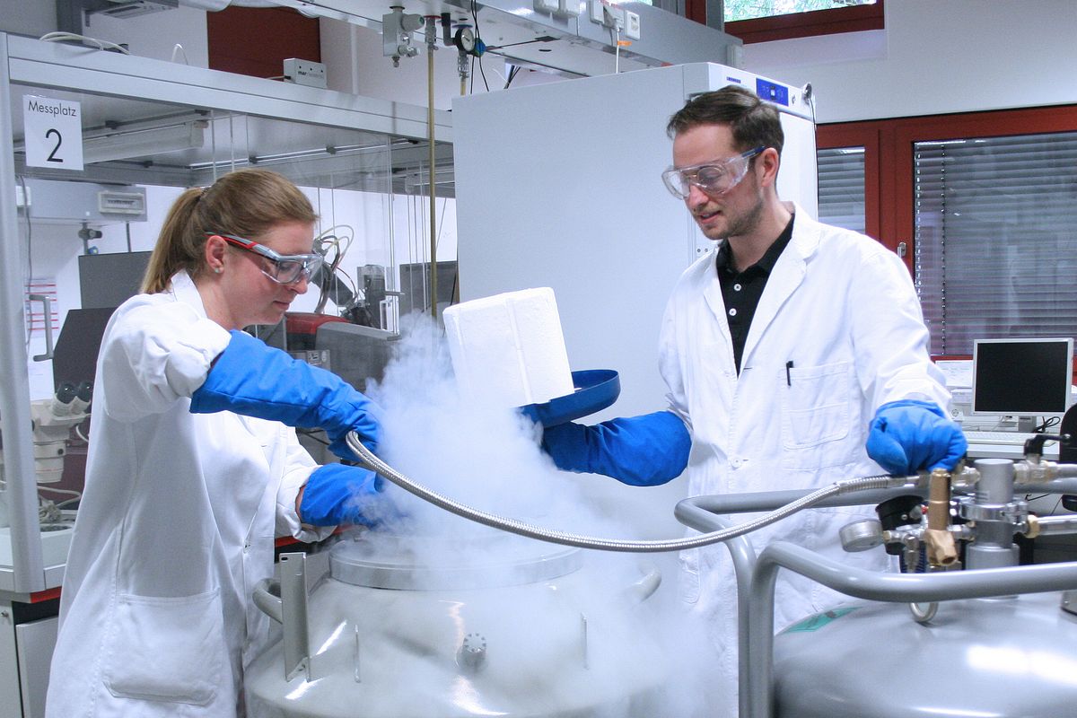 enlarge the image: Filling a nitrogen tank.