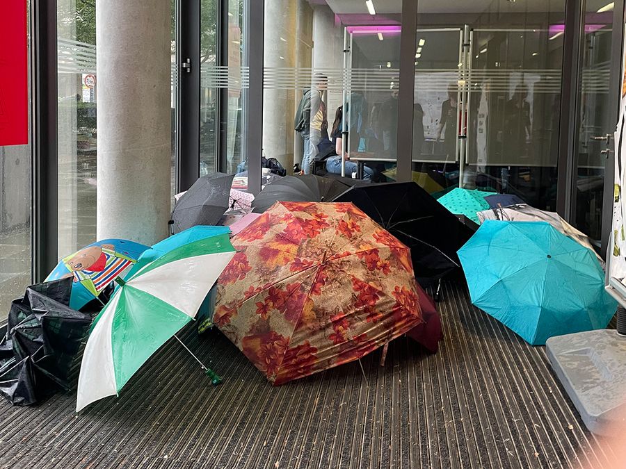 zur Vergrößerungsansicht des Bildes: aufgespannte Regenschirme im Eingang der BIO CITY