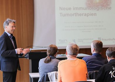 Seniorenstudium zum Thema „Neue immunologische Tumortherapien" Vortrag in einem Hörsaal mit vortragendem Professor