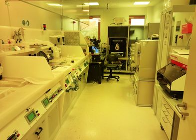 Reinraum der Professur für Biochemische Zelltechnologie. Foto: BBZ, AG Prof. Matthias Meier Blick in den Reinraum der Professur für Biochemische Zelltechnologie