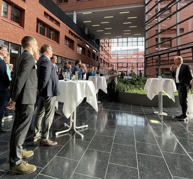 Wissenschaftler in einem Gebäude