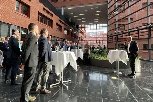Wissenschaftler in einem Gebäude