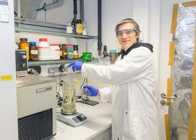 Dr. Christian Sonnendecker vom Institut für Analytische Chemie der Universität Leipzig bei der Arbeit im Labor. Dr. Christian Sonnendecker vom Institut für Analytische Chemie der Universität Leipzig bei der Arbeit im Labor.