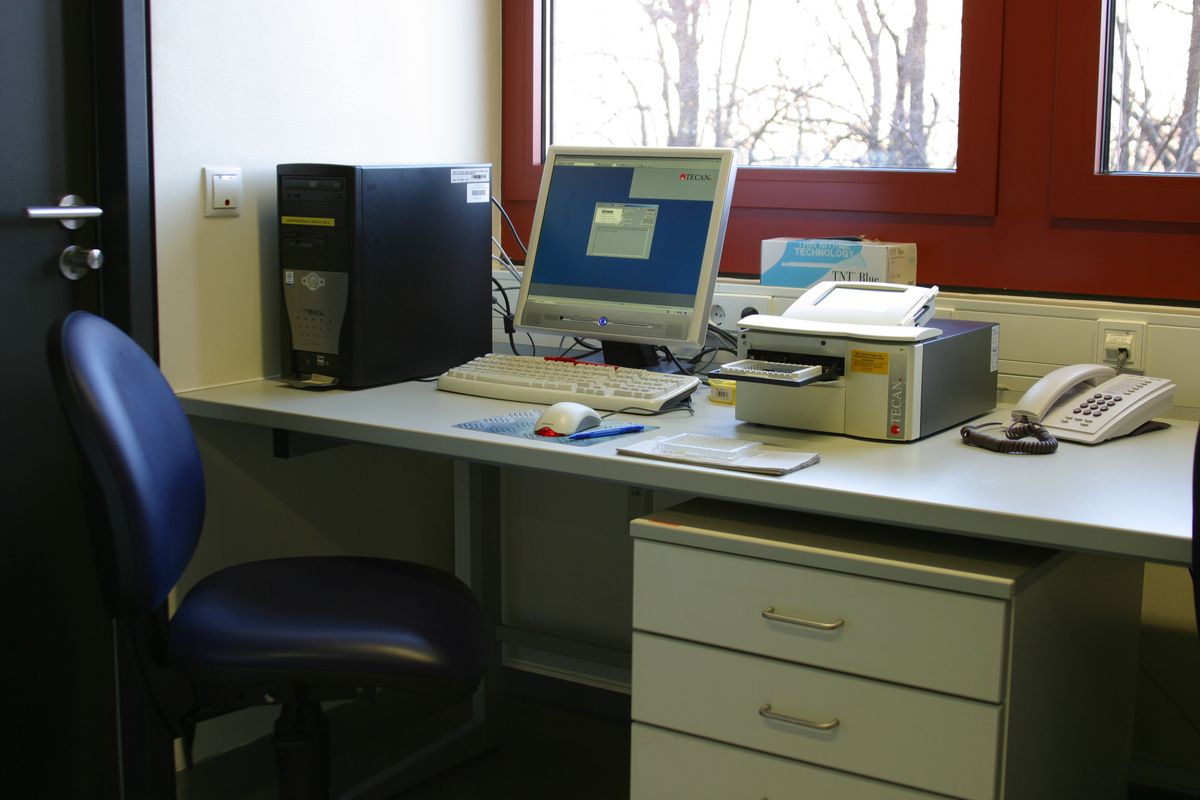 zur Vergrößerungsansicht des Bildes: Laborarbeitsplatz mit Mikrotiterplatten-Lesegerät und Computer