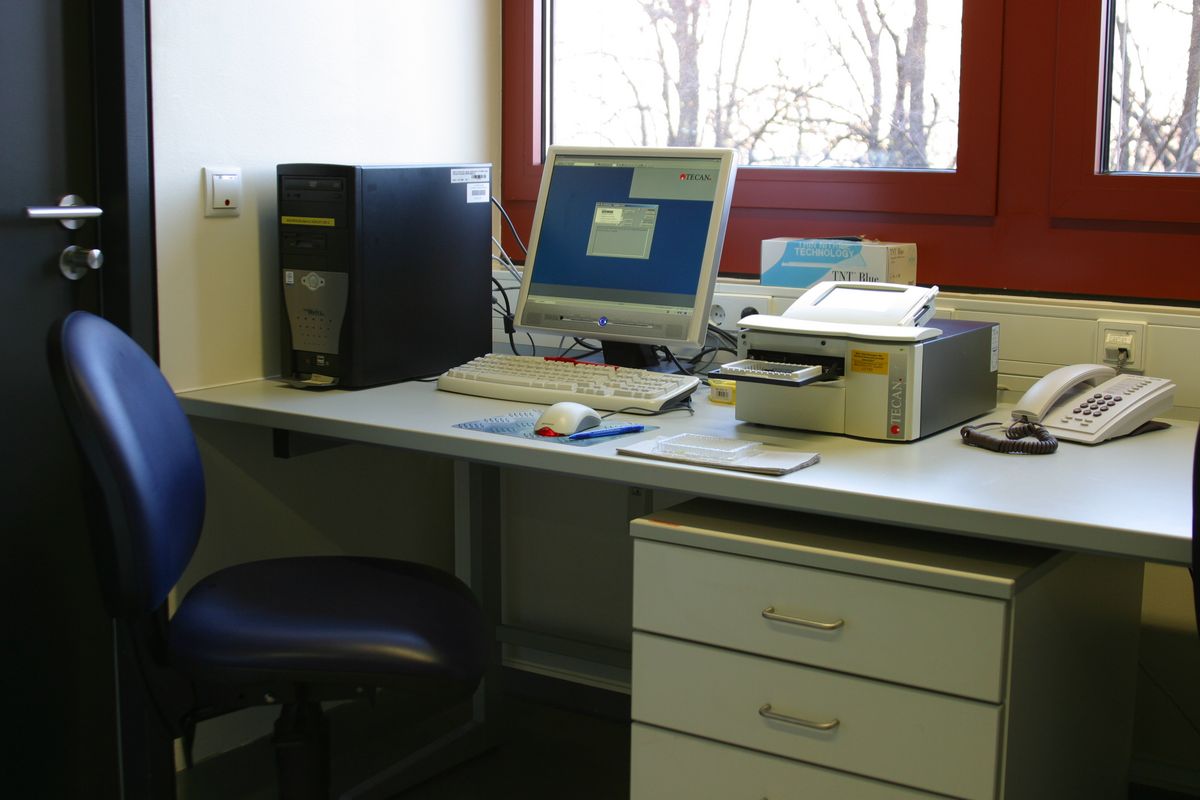 zur Vergrößerungsansicht des Bildes: Laborarbeitsplatz mit Mikrotiterplatten-Lesegerät und Computer