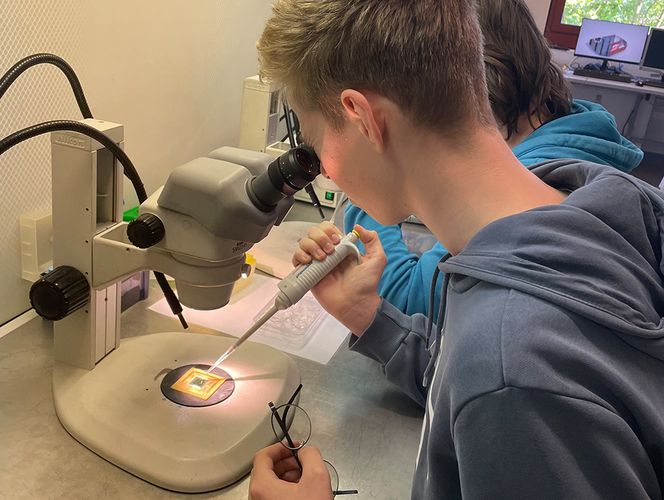 Jungen im Labor an der Werkbank