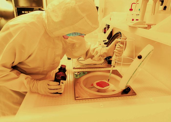 Im Reinraum arbeitender Wissenschaftler 