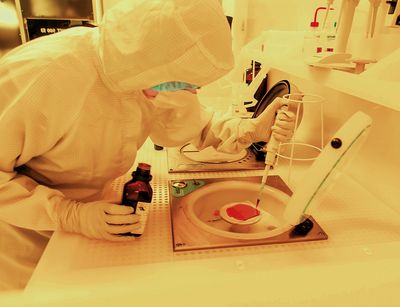 Im Reinraum arbeitender Wissenschaftler 