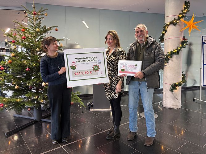 Übergabe einer Spende für ein Obdachlosenprojekt