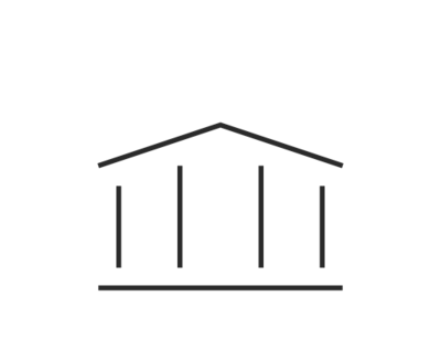 Strichzeichnung: ein Gebäude mit vier senkrechten Strichen, die auf einem waagerechten Strich stehen und darüber sind zwei schräge Striche als Dach angeordnet.