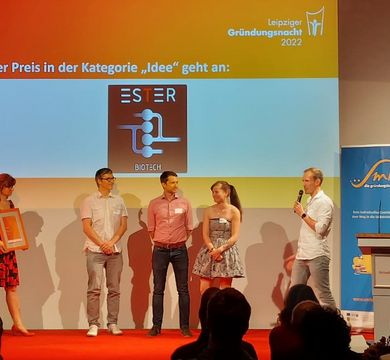 Das Team um Dr. Ronny Frank gewinnt zur Leipziger Gründungsnacht 2022 mit einem selbstentwickeltem Messverfahren zur Beschleunigung der künstlichen Evolution von plastikabbauenden Enzymen den Publikumspreis für beste Geschäftsidee. 